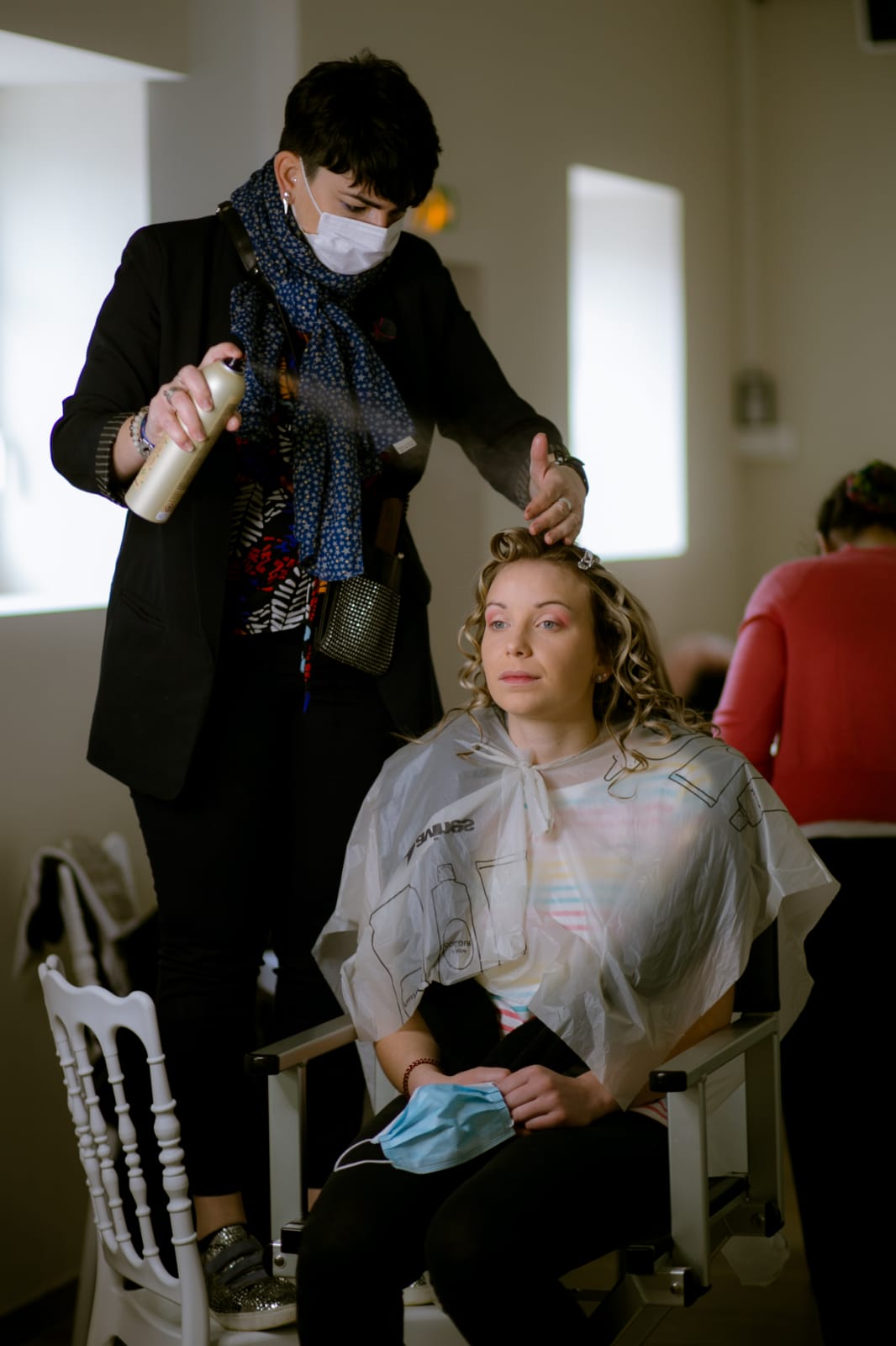 Katia Prou en séance coiffure pour un mariage Salon de coiffure Skoup Coiffure