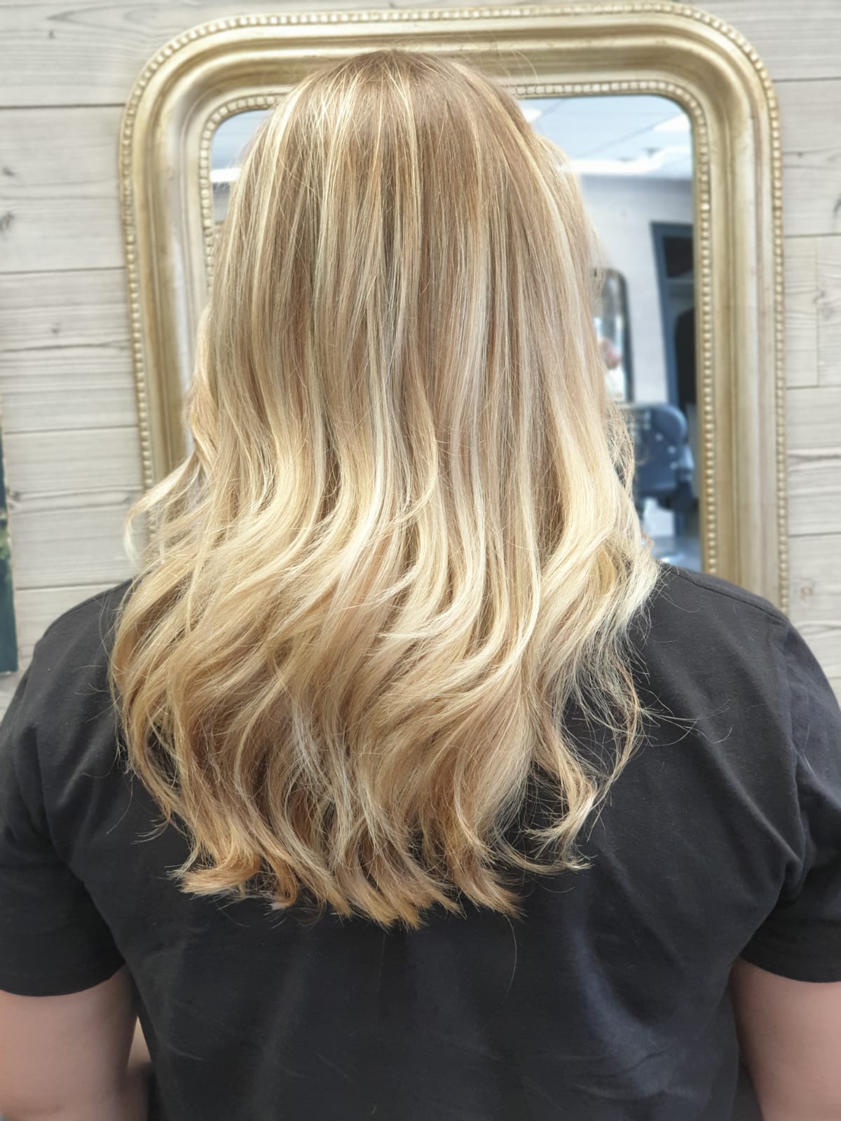 relooking coiffure femme blonde ondulée cormelles le royal