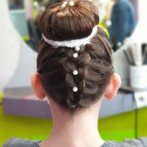 Skoup coiffure petite fille enfant chignon mariage