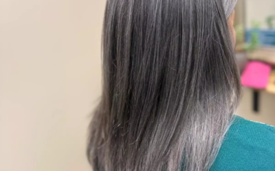 Grey blending : la tendance pour réussir sa transition vers les cheveux gris